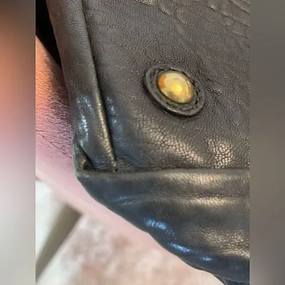 Yves Saint Laurent Black Leather Easy Bag. Lambskin leather. 9.5 out of 10. - Picture 10 of 16